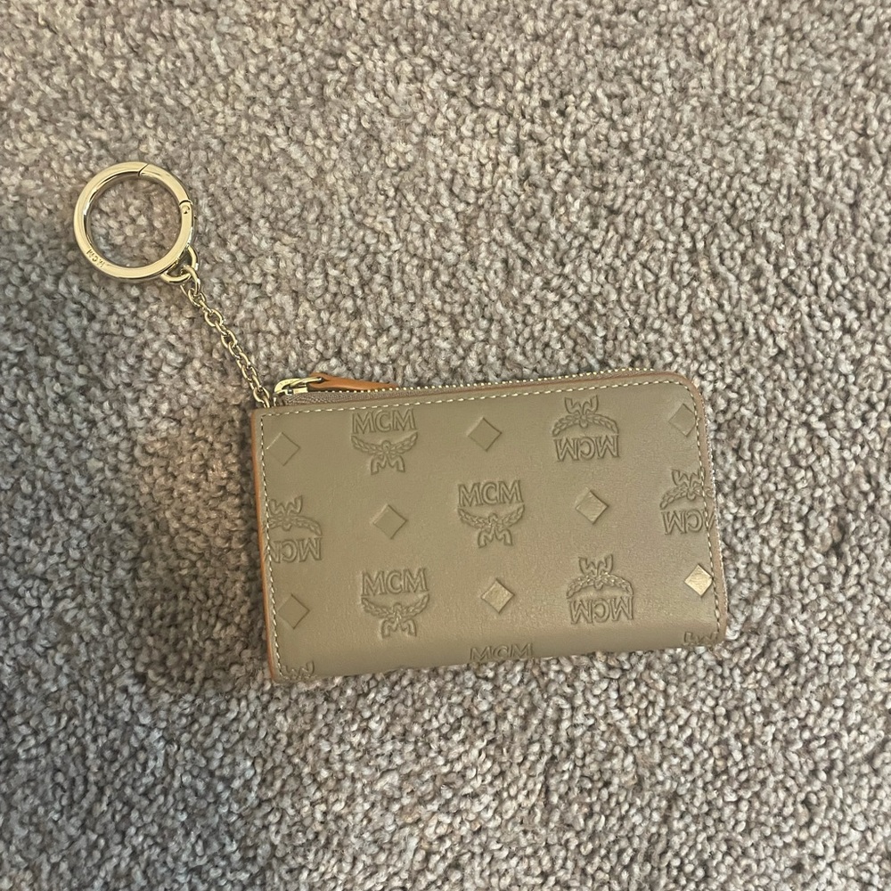 NWT Aren Zip Card Wallet in Monogram Leathe